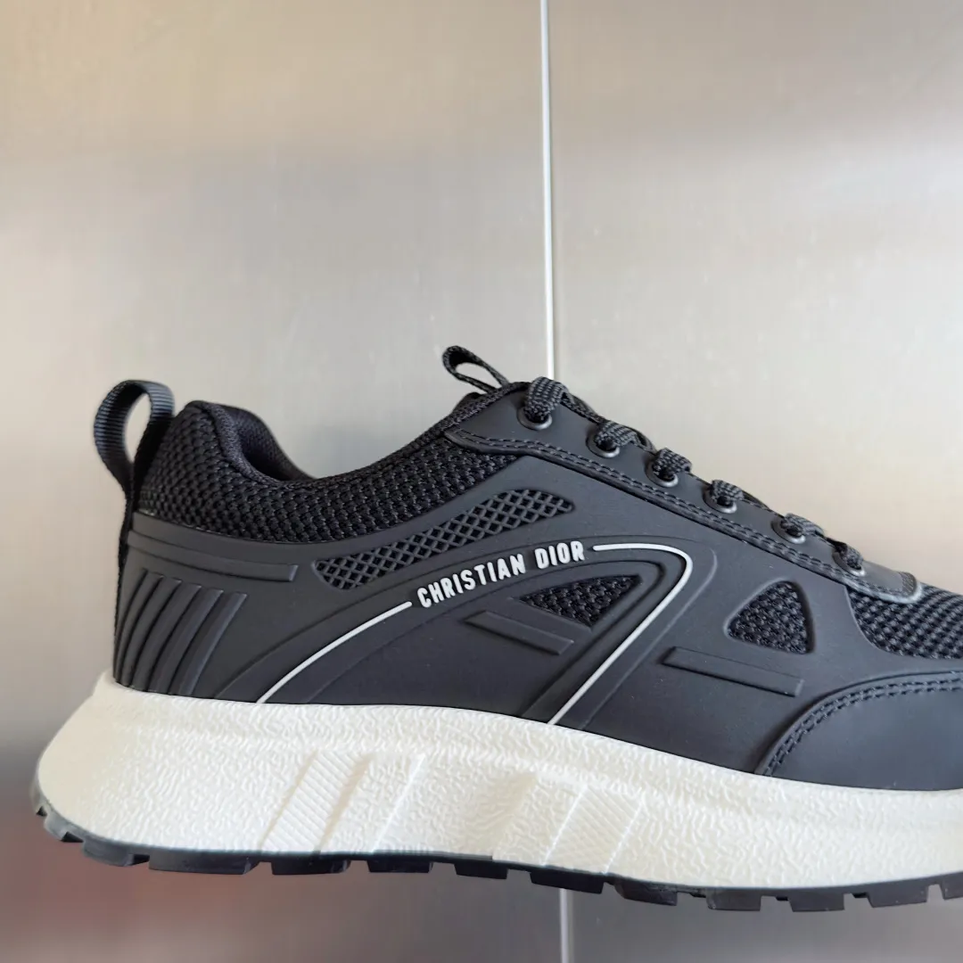 [Dior Dior] P: 640💰Couple model Size: Female: 35-40 (customized at 41), male 39-44. (customized at 45) 2025 Dior Dior autumn and winter new couple model, thick-soled casual sports shoes, originally purchased and developed to reinterpret the sports style with an elegant and fashionable shape. The upper is crafted from white mesh fabric and features the Christian Dior Paris signature on the laces and heel. The exquisite two-color sole is light and soft, which can add a high-end temperament to all kinds of casual looks. The delivery counter is exquisitely packaged🛍📦 ▪️Material: Original custom imported first-layer cowhide ▪️Inner lining: Imported soft sheepskin lining ▪️Sole: Original open-molded anti-slip rubber material ▪️Sole thickness: 4CM